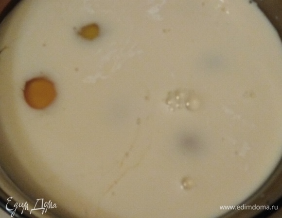 Влить молоко.