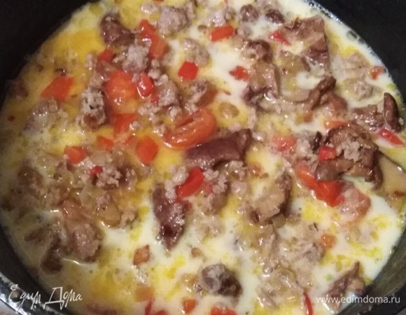 Форму или сковороду смазать ложкой растительного масла. Влить половину яичной смеси. Выложить начинку.