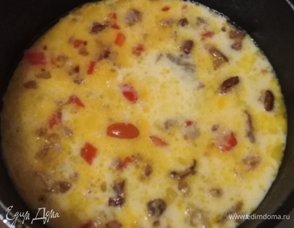 Влить оставшуюся яичною смесь. Поставить в заранее разогретую до 200°C духовку.