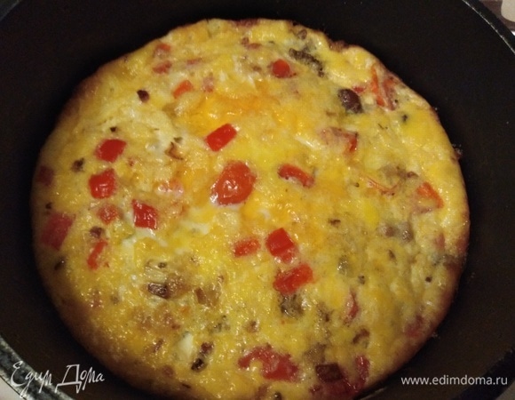 Через 5 минут убавить нагрев до 180°C. Запекать еще 15 минут. По истечении времени выключить духовку. Омлет оставить там еще минут на 15. После этого времени он не будет опадать и менять форму. Приятного аппетита!