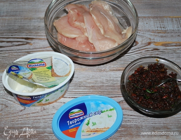 Куриную грудку нарежьте так, чтобы было удобно заворачивать рулетики.