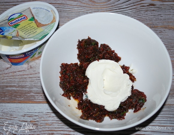 В начинку из вяленых слив и помидоров добавьте творожный сыр Hochland — сыр придаст сливочный вкус и сочность.