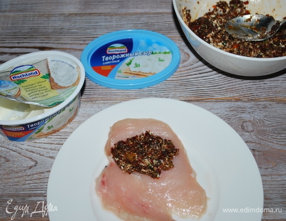 Смажьте грудки маслом от вяленых помидоров, посолите и поперчите по вкусу. На один край куриного филе выложите начинку, сверните рулетиком и скрепите деревянной шпажкой.