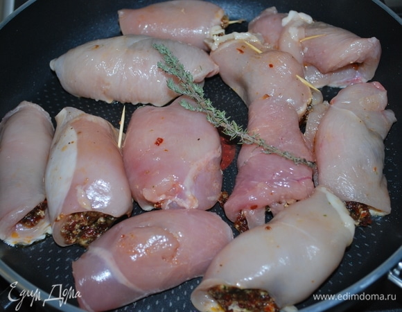 Разогрейте сковороду, добавьте масло, веточку тимьяна и обжарьте рулетики до золотистого цвета.