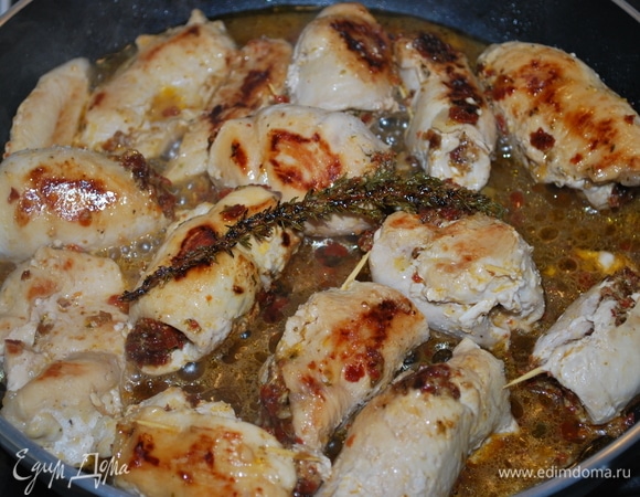 Когда рулетики обжарятся со всех сторон, влейте белое вино и кленовый сироп, перемешайте и дайте соусу вместе немного покипеть (примерно 4–5 минут).