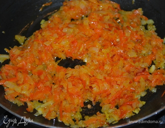 На растительном масле обжарьте до прозрачности репчатый лук и морковь.