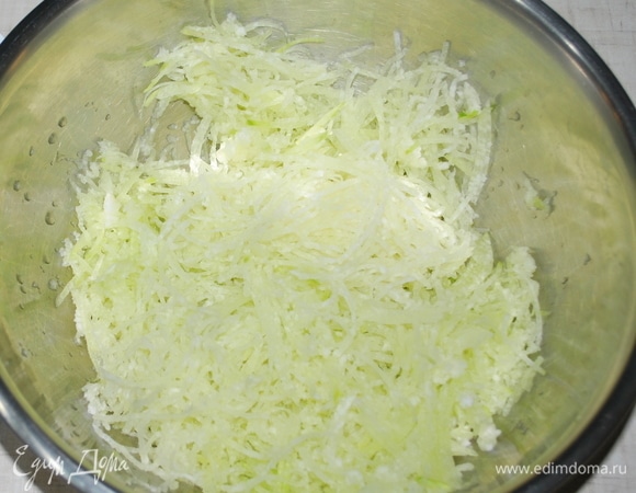 Зеленую редьку натрите на терке (я натерла на терке для корейской моркови).