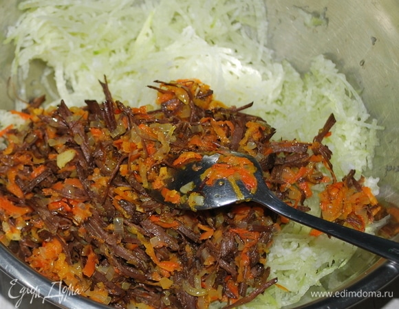 К редьке добавьте обжаренный лук с морковью и мясом и пару ложек майонеза. Отрегулируйте соль и перец. По желанию добавьте свежую зелень. Салат готов.