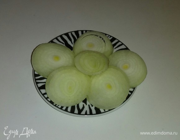 Репчатый лук нарезаем кольцами (толщиной 2–3 миллиметра).