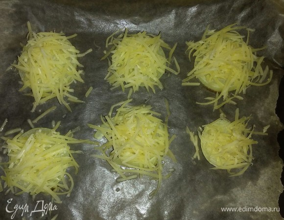 Затем на каждый кружок репчатого лука кладем тертый сыр. Разогреваем духовку до 170°C и ставим в нее противень с луковыми штучками на 20–25 минут (время приготовления зависит от вашей духовки). Все, луковые штучки готовы. Перед подачей на стол украшаем каждый кружочек лука зеленью петрушки. Приятного аппетита!