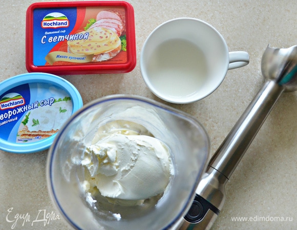 В чаше блендера соедините творожный, плавленый сыр Hochland, горячие сливки и дижонскую горчицу. Взбейте с помощью блендера до однородности. Слегка посолите.
