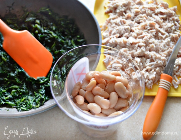 Для начинки из шпината на оливковом масле обжарьте раздавленный зубчик чеснока, затем его выньте. Добавьте в сковороду с чесночным маслом шпинат, посолите его, поперчите и прогрейте, помешивая 2 мин. Для куриной начинки мелко порубите отварное филе курицы. Для фасолевой начинки переложите фасоль из банки в дуршлаг и дайте хорошо стечь жидкости.