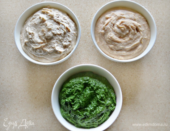 В одной емкости соедините шпинат и 1/3 сырной начинки, взбейте блендером. В другой — куриное филе и 1/3 сырной начинки, взбейте блендером. И, наконец, для третьей начинки — фасоль с оставшейся 1/3 сырной начинки и так же взбейте блендером. Получилось 3 различные начинки для закусочного торта.