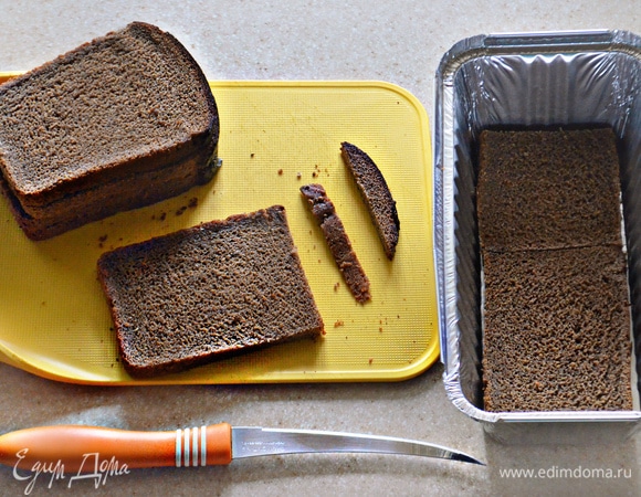 С бородинского хлеба срежьте корки. Нарежьте куски хлеба по размеру формы для закусочного торта. Я использовала 2 небольшие формы для кекса.