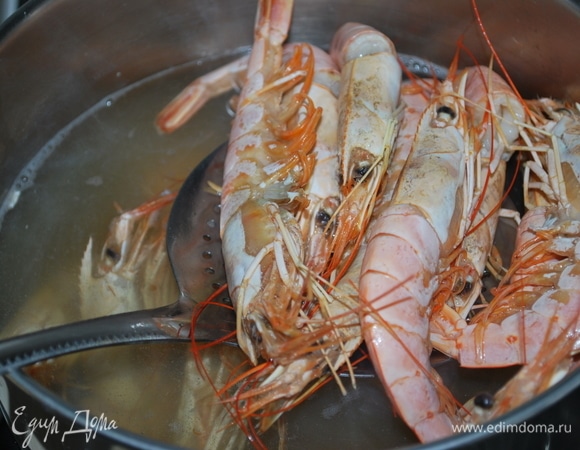 Отварите креветки (бульон из–под креветок я не стала выливать, я его процедила и отварила в нем готовые равиоли). Креветки почистите и удалите кишку.