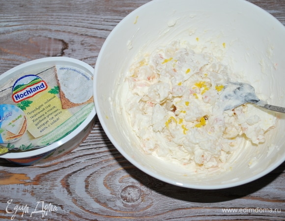 Творожный сыр Hochland, цедру лимона и нарезанные креветки перемешайте, добавьте черный свежемолотый перец по вкусу. Начинка готова.