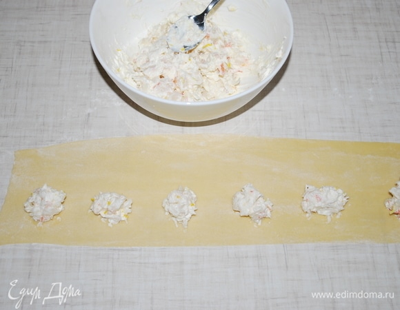 Раскатайте тонко тесто, слегка подпыляя мукой. Разложите чайной ложкой начинку, отступая от края (много начинки класть не надо).