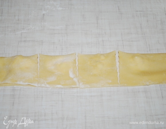 Накройте начинку сверху тестом и разрежьте на квадратики.