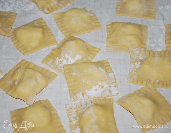 Края равиоли прижмите вилкой.