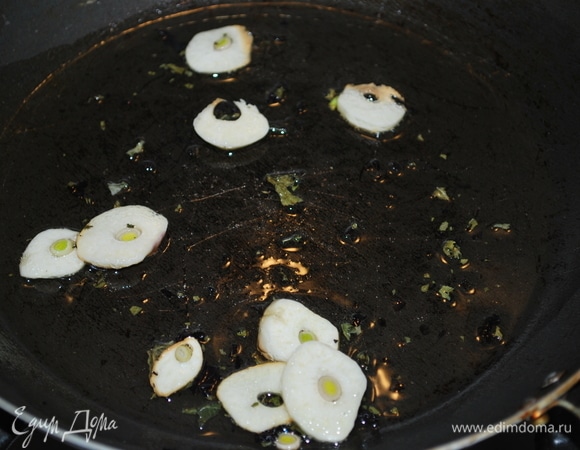 Для соуса в сковороде нагрейте оливковое масло и обжарьте дольки чеснока (примерно 30 секунд) и сушеный базилик (или свежий). Добавьте белое сухое вино и сливки.