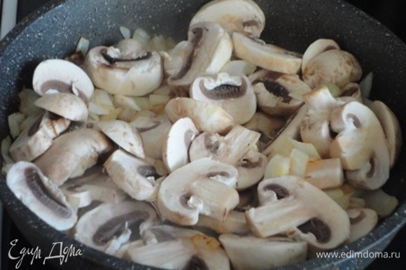 В этой же сковороде обжарить мелко нарезанный лук и грибы.