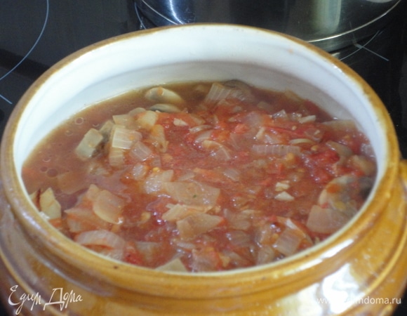 Вылить в форму с куриным филе, посолить, поперчить, накрыть крышкой и готовить 35 минут при температуре 180°C.