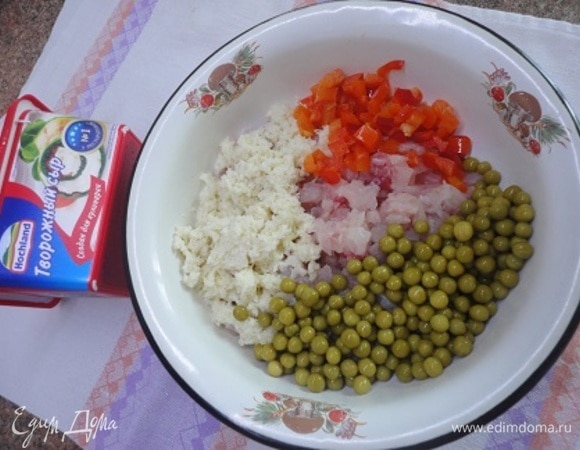 Филе трески измельчить, белый хлеб без корочки замочить в молоке, перец нарезать кубиками, добавить зеленый горошек.