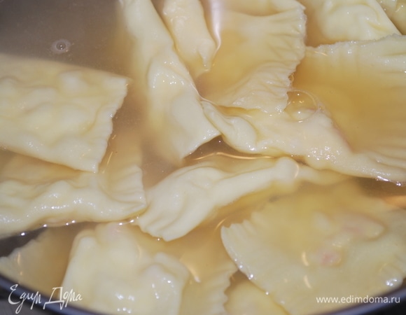 Вынимайте равиоли аккуратно (они очень нежные) и сразу отправьте их в соус, подержите их 1–2 минуты — тесто напитается ароматом соуса.