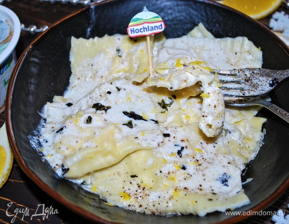 И сразу подавайте к столу, посыпав свежемолотым черным перцем, пармезаном и цедрой лимона. Приятного аппетита.