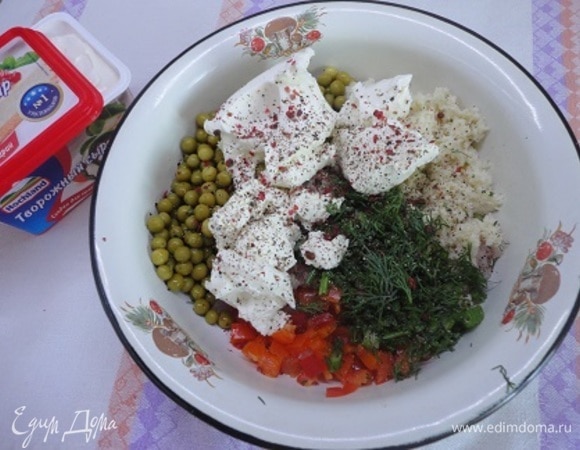 Нарубить укроп, добавить творожный сыр Hochland «Для кулинарии», посолить, поперчить розовым перцем, добавить белок и все перемешать.