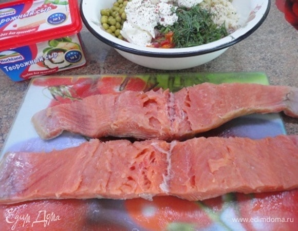 Стейки кеты раскройте и удалите среднюю кость.