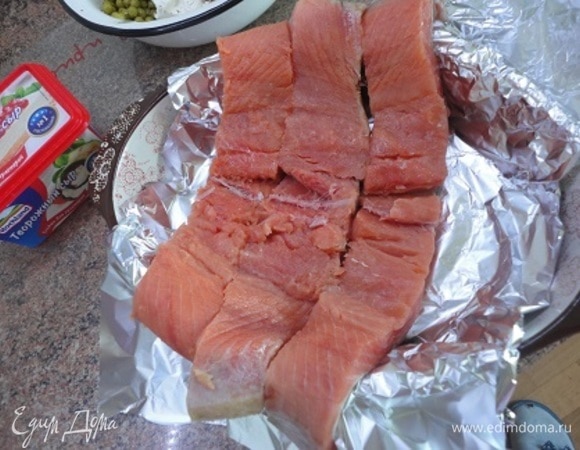 Выложите в форму для запекания на фольгу, в которую будем заворачивать рулет. Выкладываем спинкой вниз плотно друг к другу. Заполняем начинкой и закрываем краями стейков, которые скрепляем деревянными шпажками.