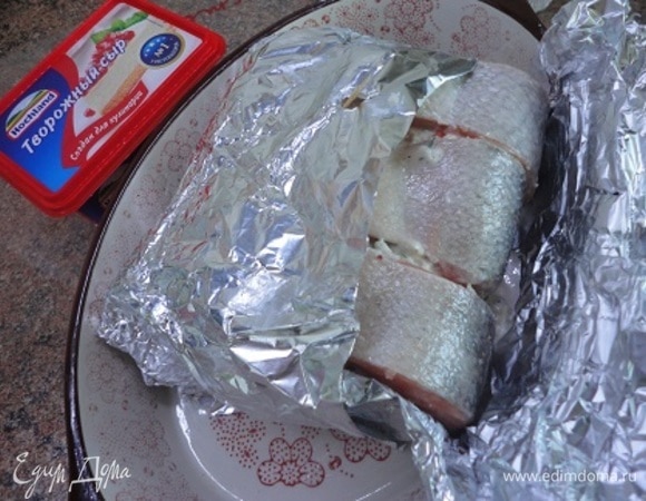 Заворачиваем в фольгу и ставим в разогретую до 190°C духовку на 45 минут. Затем раскрываем и держим в духовке при верхнем нагреве еще 10 минут.