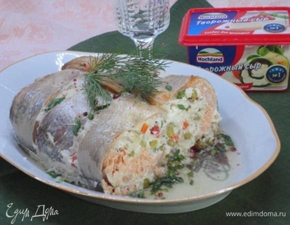 Даем полностью остыть готовому рулету и ставим в холодильник до подачи на стол. Поэтому рулет можно приготовить заранее.