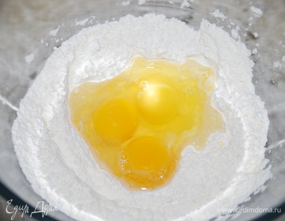 Из муки, яиц и соли заместите тесто.