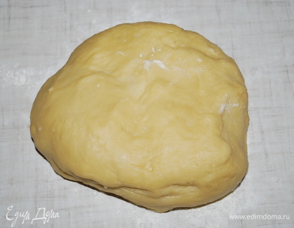 Из этого количества продуктов получается 400 г домашней пасты. Нам понадобится половина теста.