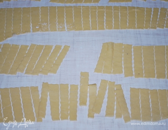 Раскатайте тесто, разрежьте на полоски примерно 4–5 см в длину.