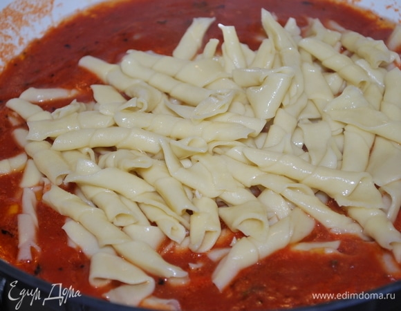 Готовую пасту отправьте в соус и проварите все вместе минуту, чтобы паста напиталась соусом.