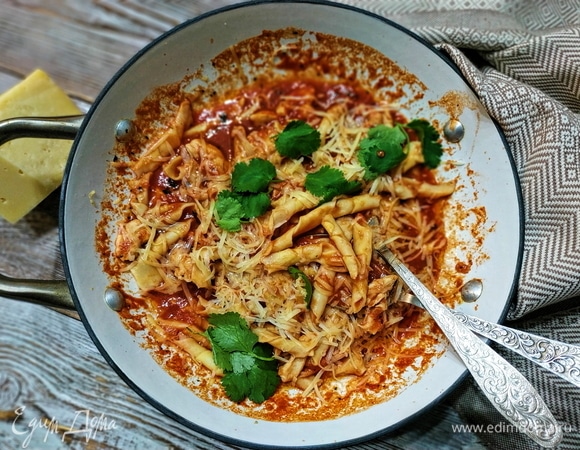 Посыпьте тертым пармезаном и сразу подавайте к столу. Приятного аппетита!
