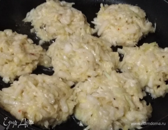 Сформировать котлетки. Выложить в разогретую сковороду с растительным маслом.