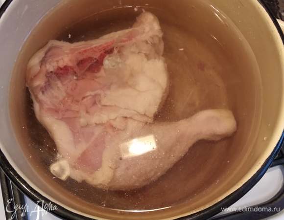 Промытый окорочок заливаем холодной водой, ставим на огонь, доводим до кипения, снимая пену по ходу дела. Закрываем крышкой и варим на медленном огне минут 40.