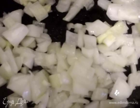 За это время готовим другие ингредиенты. Режем лук и обжариваем его на растительном масле.