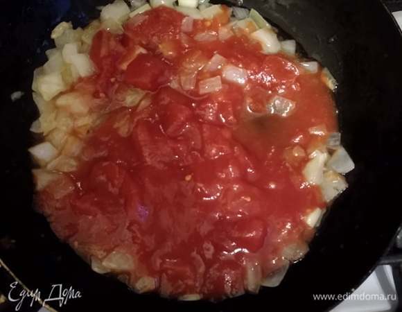 Трем на терке помидоры, убирая кожицу, или, как я, используем консервированные, уже нарезанные или в собственном соку. Добавляем томатную пасту, хмели-сунели или приправу для харчо, немного соли и перца, сахар обжариваем. Через пару минут добавляем пару поварешек бульона.