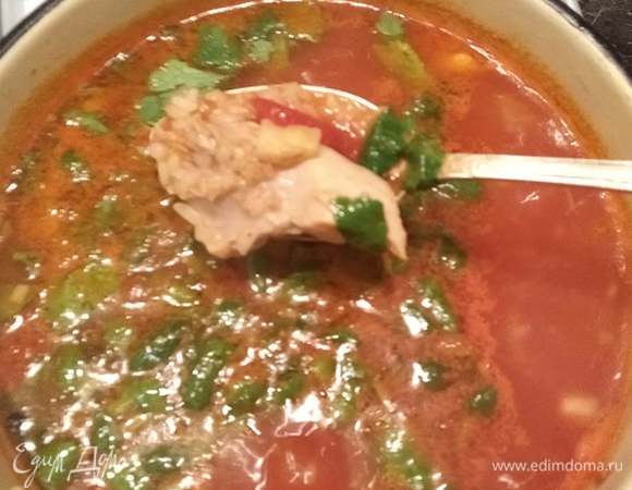 Из кастрюли достаем окорочок, разбираем его на кусочки, перекладываем обратно в кастрюлю, добавляем рис и варим еще минут 10. Закладываем в кастрюлю луковую заправку, лавровый лист и перец горошком. Варим до готовности риса. Я оставляю рис альденте, потом он еще дойдет. Перед выключением добавляем мелко нарезанный чеснок и кинзу. Харчо готов. Подавать с грузинским лавашем. Приятного аппетита!