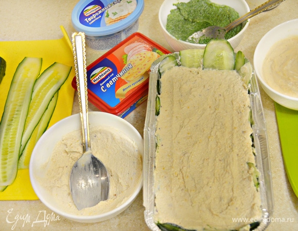 Сверху — бородинский хлеб, куриную начинку, хлеб, шпинатную начинку, хлеб, фасолевую начинку и в завершение хлеб. Если у вас остались ломтики огурцов, можно сверху уложить их на хлеб. Накройте пищевой пленкой и уберите на ночь в холодильник.