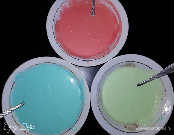 В емкость выложить творожный сыр Hochland, влить сливки, добавить сахар и взбить все до однородности. Добавить яйцо и перемешать. Разделить начинку на три части и в каждую добавить разный краситель.