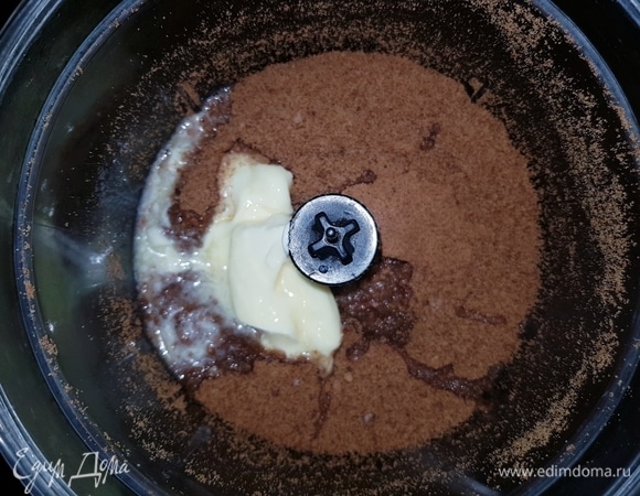 Медовый корж измельчить в блендере, добавить мягкое сливочное масло и прокрутить в блендере.