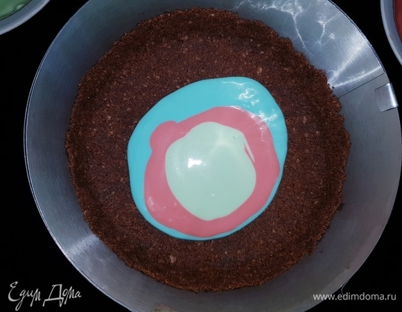 Теперь выливаем ложкой жидкую начинку — голубую, розовую, зеленую — и так чередуем, пока она не закончится.