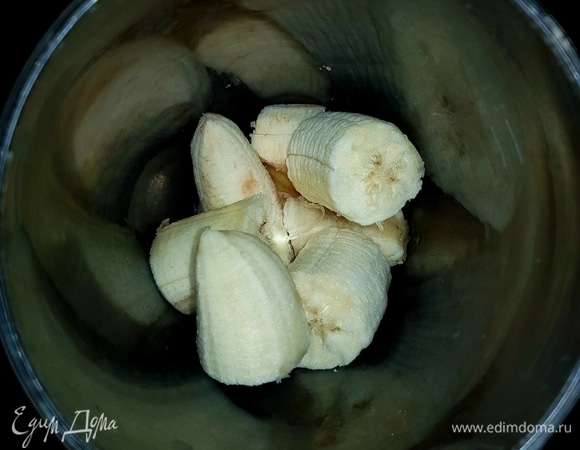 Для соуса взбить блендером банан со сметаной до пышной массы.