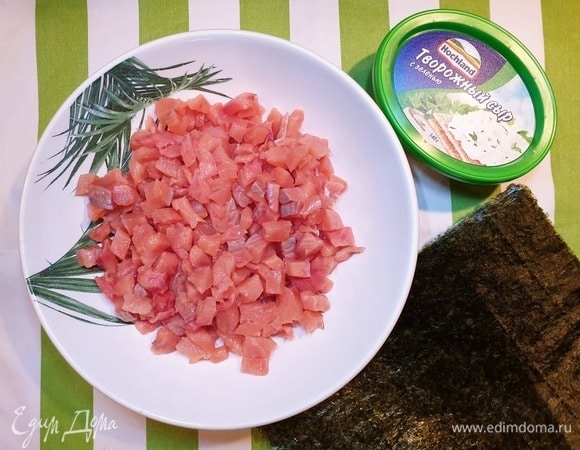 Для этого рецепта потребуется минимум ингредиентов. Горбушу я разделала на филе и нарезала небольшим кубиком. С рыбой прекрасно сочетается творожный сыр с зеленью Hochland. А обернем наш рулет листами нори.